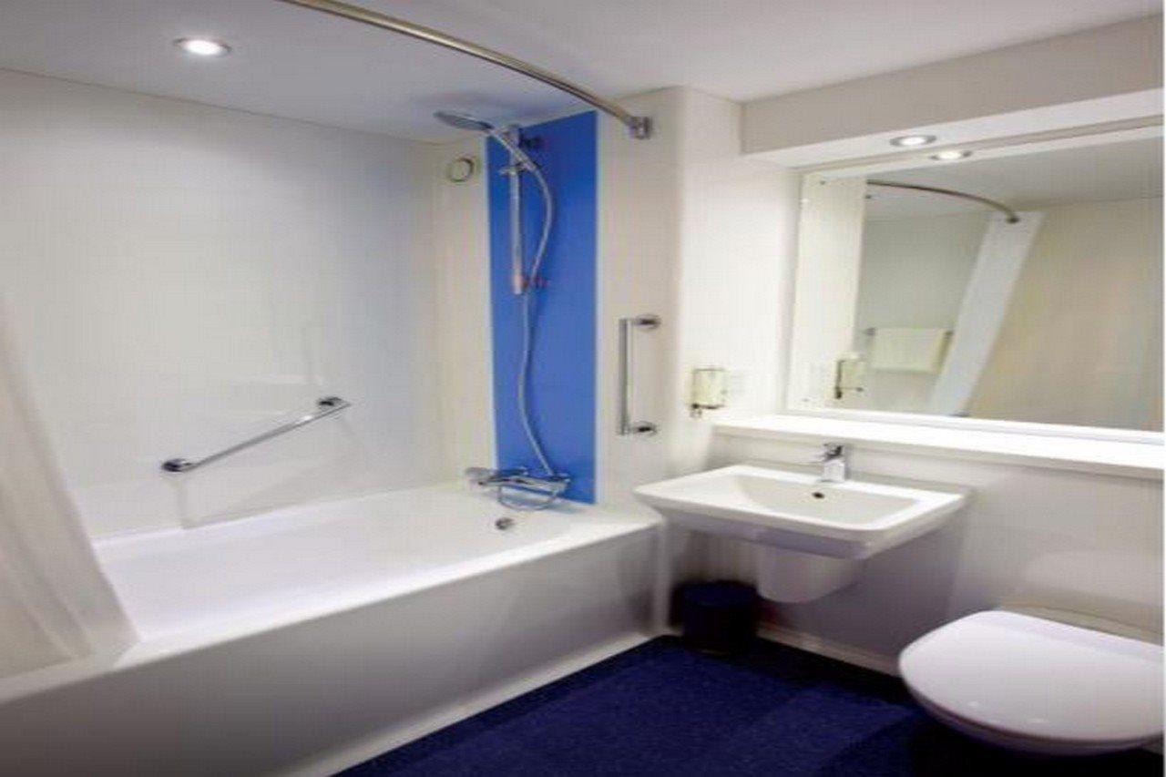 Travelodge Уиднес Экстерьер фото