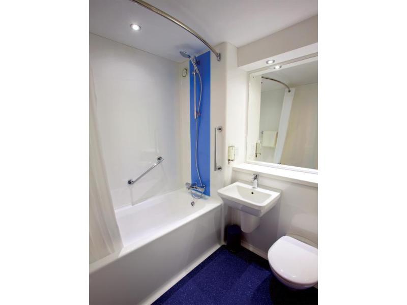 Travelodge Уиднес Экстерьер фото